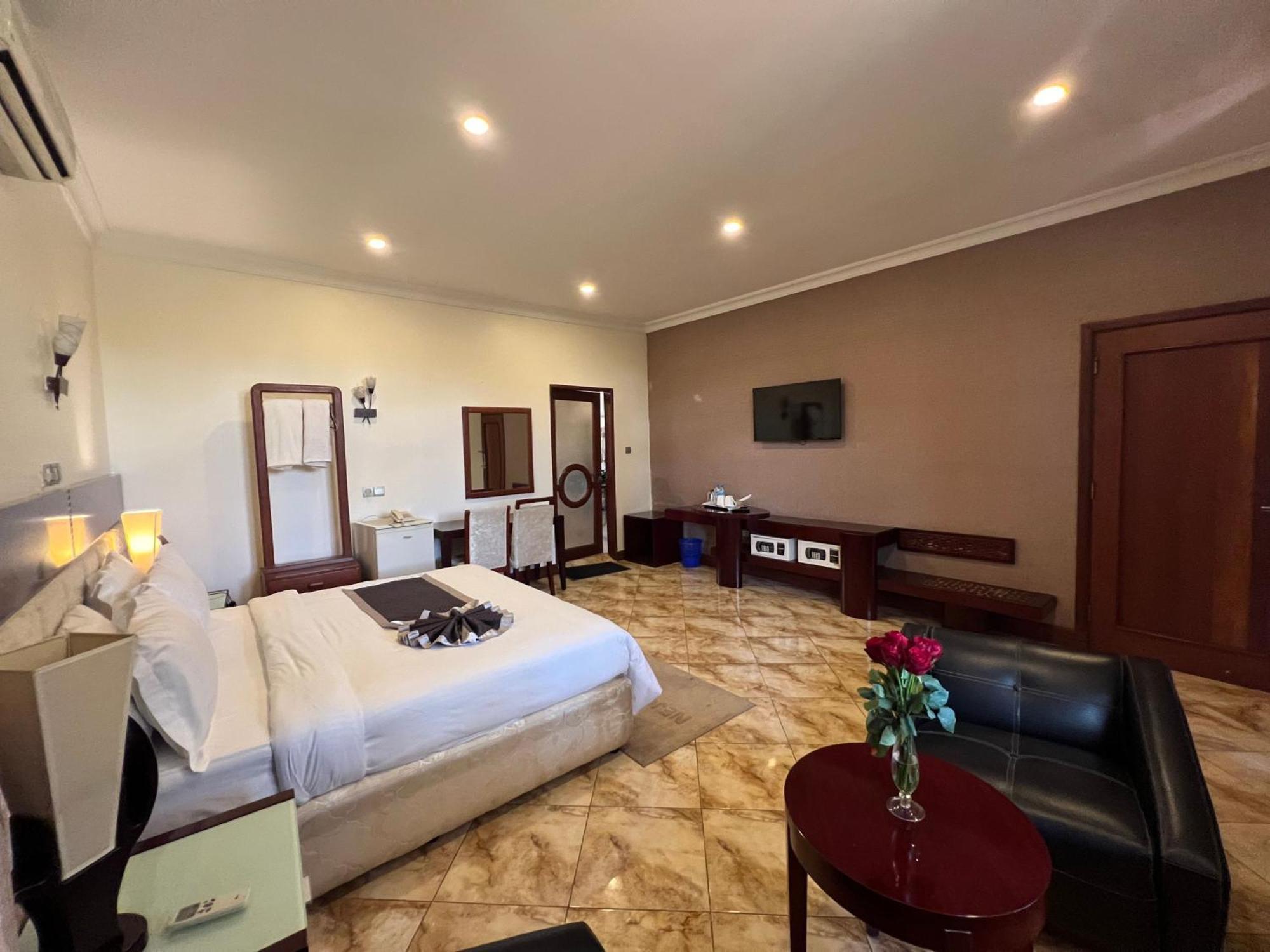Nejobugg Palace Hotel Nkoanrua Екстер'єр фото